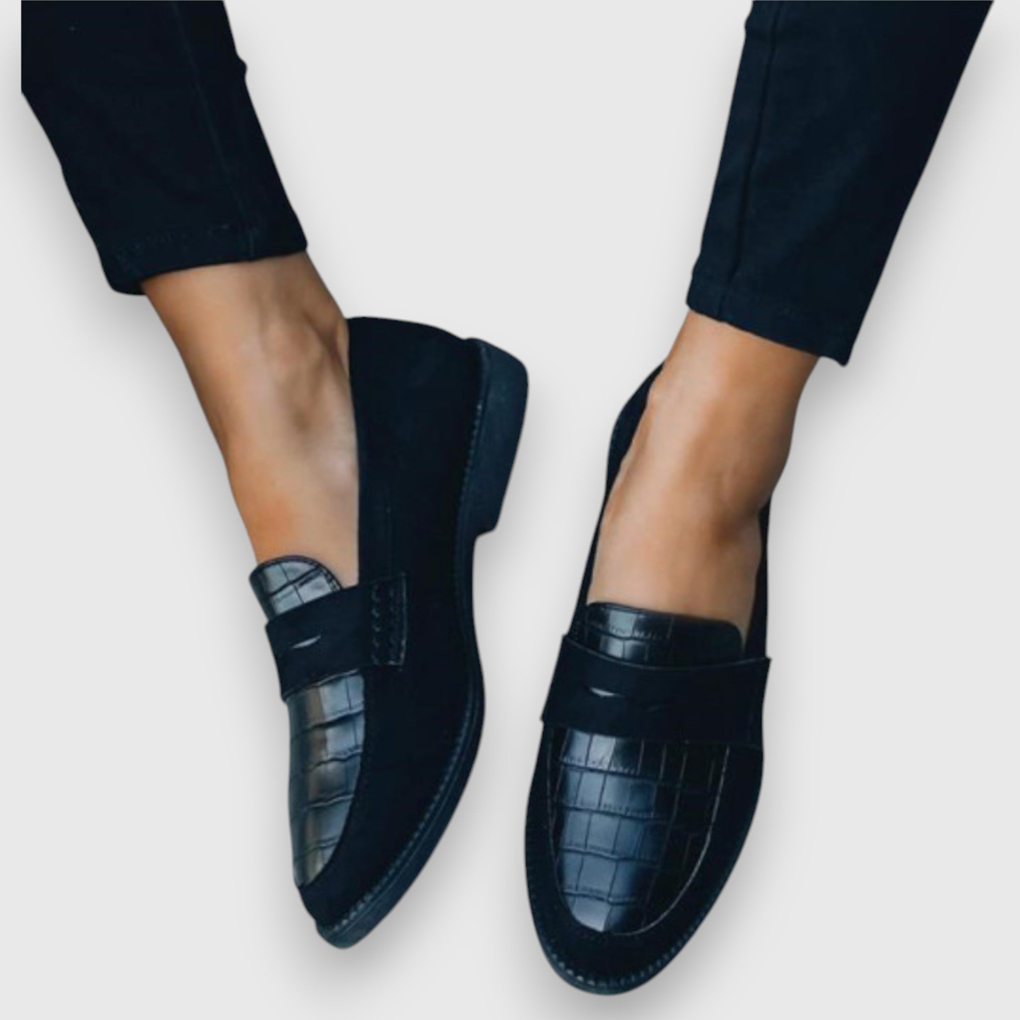 Loafers-Leder-Flach-Slipper-Schuhe-fur-Frauen-Leyna-Moda_1024x1024-Photoroom_d76a58a7-6ca8-4bb8-916c-833c28c0cb9a.jpg